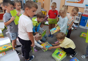 Dzieci rozkładają książki.