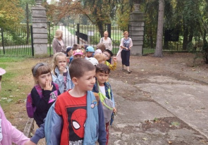 Dzieci wchodzą na teren Osady Pałacowej.