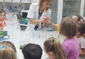 Dzieci poznają wyposażenie laboratorium.