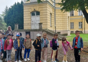 Dzieci wychodzą z Osady Pałacowej.