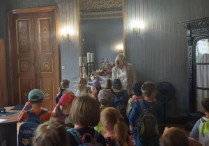 Dzieci podziwiają stare meble gdańskie.