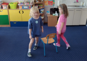 Nikola i Franek rywalizują ze sobą podczas zabawy "gorące krzesła".