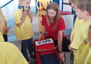 Dzieci poznają sprzęt ratowniczy - torbę ratowniczą WOPRU.