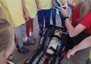 Dzieci poznają sprzęt ratowniczy - torbę ratowniczą WOPRU.