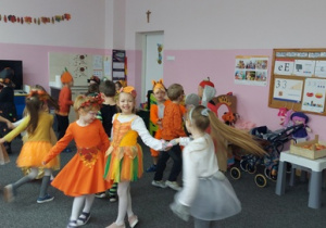 Dzieci tańczą do jesiennych utworów.