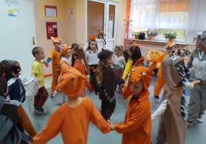 Wspólna wesoła zabawa dzieci z grupy "Biedronek" w kołeczkach.