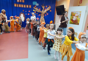 Dzieci tańczą w wężyku.