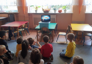 Dzieci oglądają prezentację multimedialną pt. „Biło-Czerwona Niepodległa.