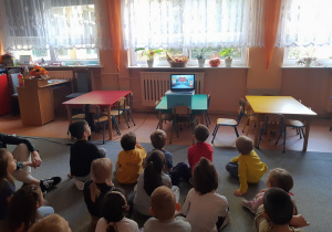 Dzieci oglądają prezentację multimedialną pt. „Biło-Czerwona Niepodległa.