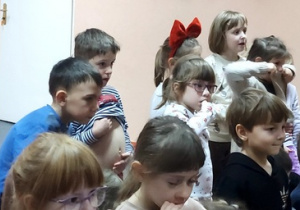 Dzieci z przejęciem oglądają występy.