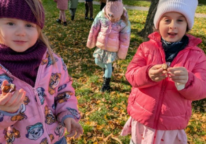 Zoja i Amelka z kasztanami